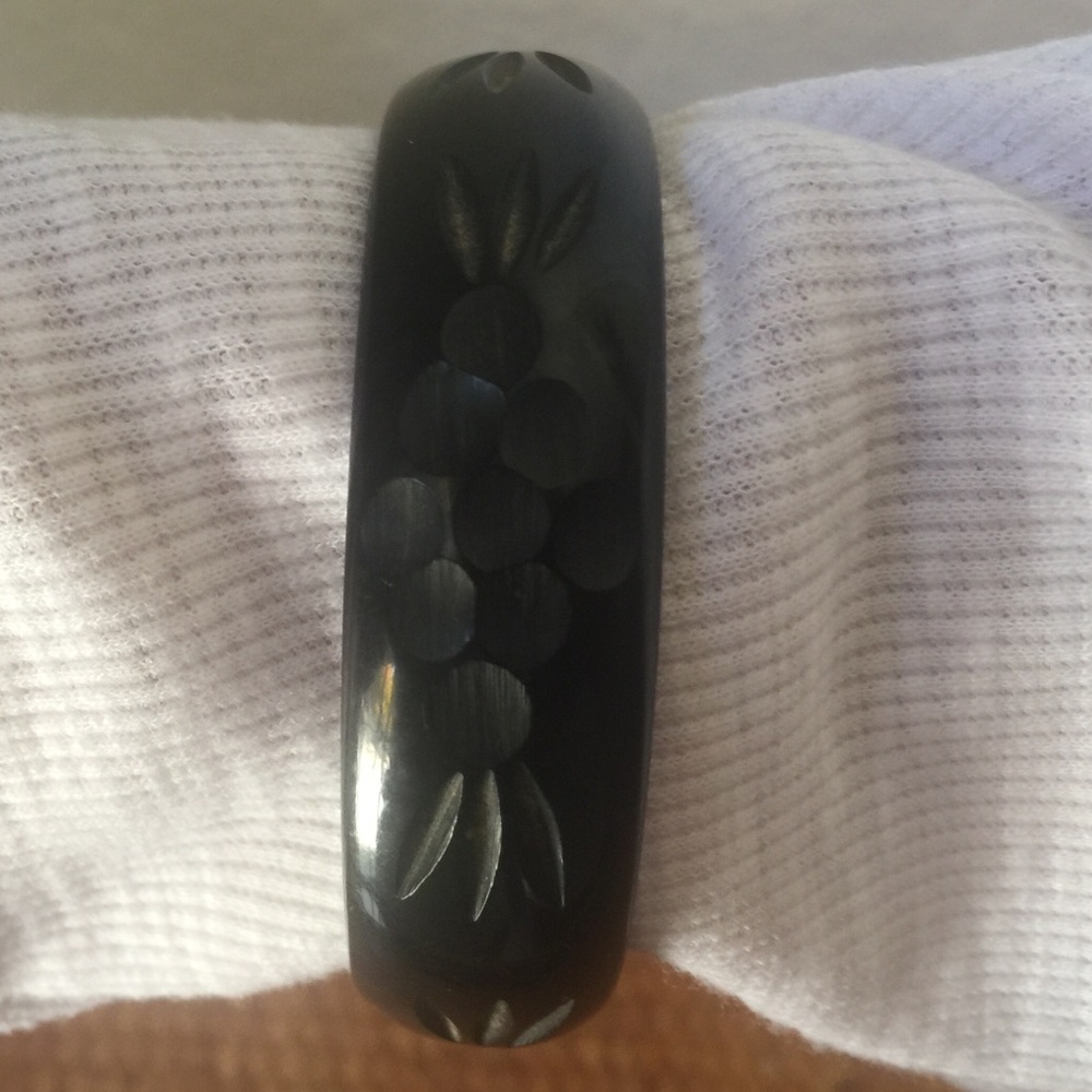 BAKELITE CARVED BRACELET